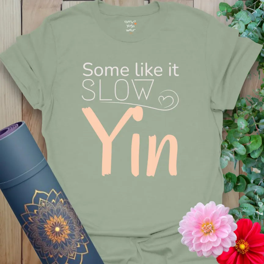 Sage Yin T-Shirt with gentle design in soft peach. Ideal for meditative practices and chill yoga vibes.